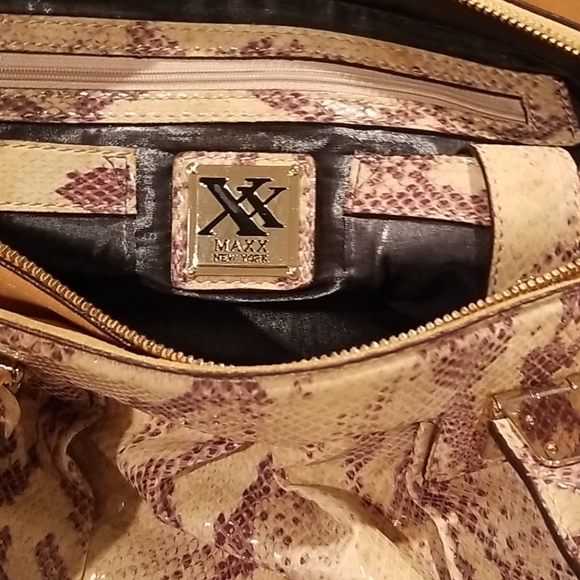 🌹MAXX New York Handbag - Picture 5 of 7